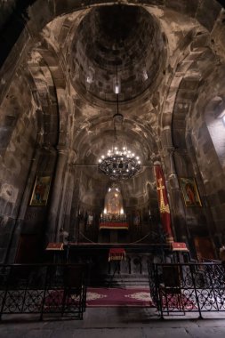 Kotayk, Ermenistan - 29 Mayıs 2023: Geghard, Kotayk ilindeki Katogike Manastırı 'nın ana kilisesinde sunak. Dikey fotoğraf