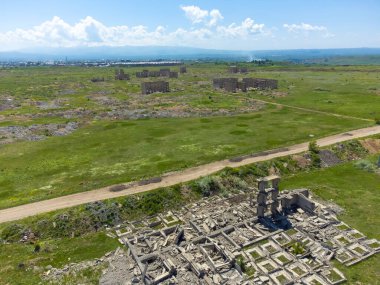 7 Aralık 1988 'de Ermenistan' ın Gyumri kentindeki depremde yıkılan binaların kalıntılarının güneşli bir yaz gününde insansız hava aracı görüntüsü.