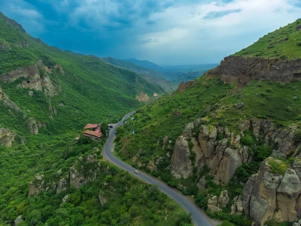 Drone Widok Drogę Górach Małą Restauracją Piękny Krajobraz Jezdnią Górach — Zdjęcie stockowe