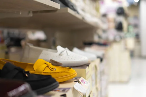 Ayakkabı Mağazasının Rafındaki Sarı Kadın Süet Bale Dairelerinin Yakın Çekimi — Stok fotoğraf