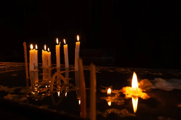 Κάψιμο Κεριών Στο Βωμό Στο Κοντινό Μοναστήρι Θρησκεία Πίστη — Φωτογραφία Αρχείου