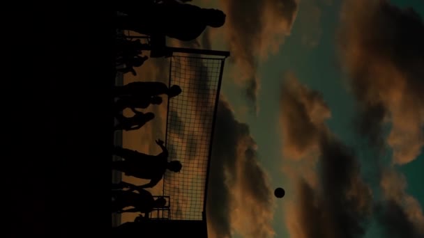 Gruppe Von Menschen Freunden Oder Studenten Die Bei Sonnenuntergang Strand — Stockvideo