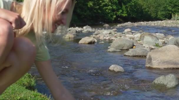 Jovem Bela Blndina Tocando Água Rio Montanha Mulher Molha Lava — Vídeo de Stock