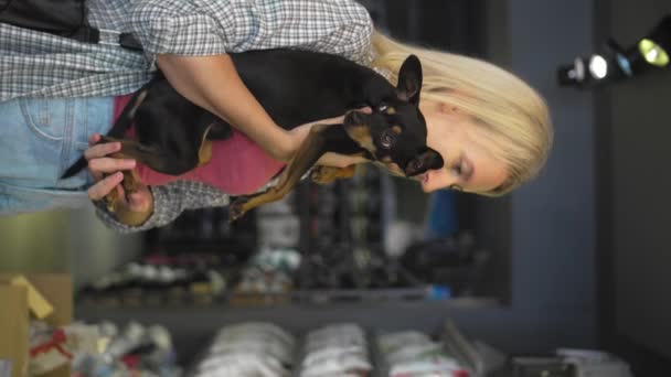 Vrouw Duwt Haar Speelgoed Terriër Hond Haar Armen Tijdens Het — Stockvideo