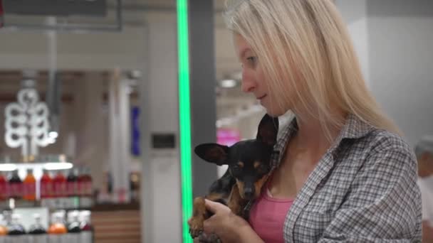 Giovane Bella Donna Bionda Con Suo Piccolo Cane Giocattolo Terrier — Video Stock