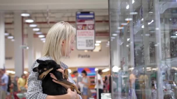 Młoda Piękna Blondynka Swoim Małym Psim Terrier Spacerując Supermarkecie Lub — Wideo stockowe