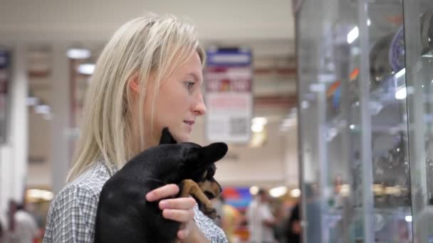 Młoda Piękna Blondynka Swoim Małym Psim Terrier Spacerując Supermarkecie Lub — Wideo stockowe