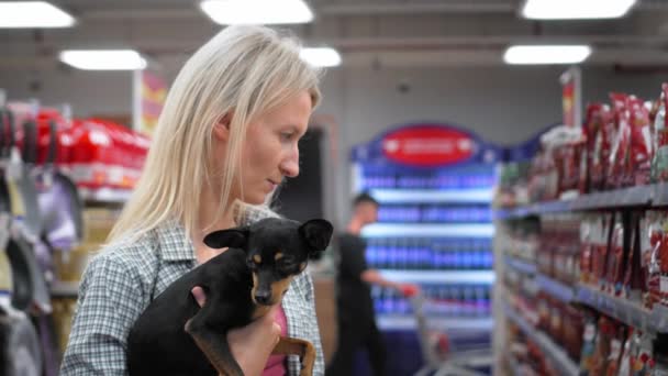 Küçük Köpek Oyuncak Teriyeri Ile Genç Güzel Sarışın Kadın Süpermarkette — Stok video