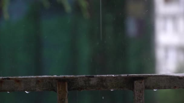 Dešťové Kapky Kovové Zábradlí Balkónu Kali Posype Rozpráší Zpomaleném Filmu — Stock video
