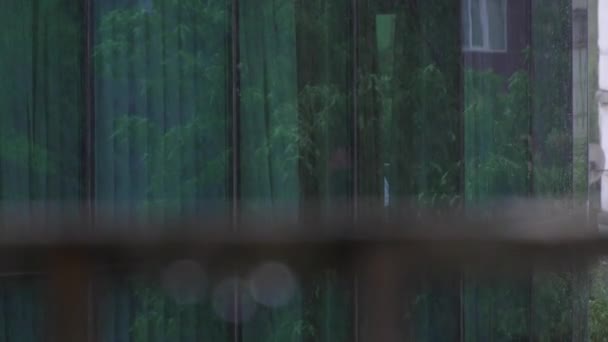 Паводки Металевих Перилах Балкона Калі Зморщується Розсіюється Різних Напрямках Повільному — стокове відео