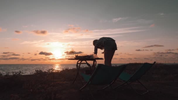 Koncept Pikniku Moři Při Západu Slunce Během Letních Prázdnin Nebo — Stock video