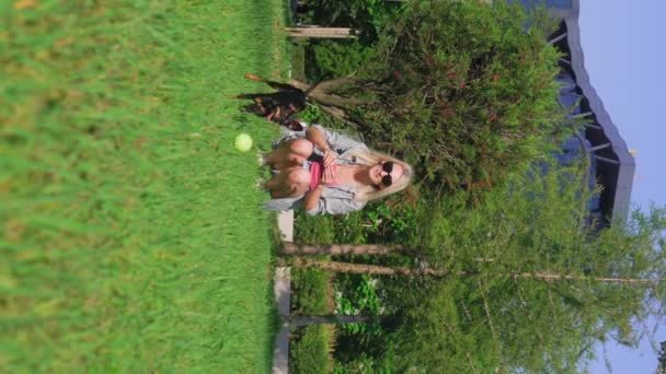 Ung Kaukasiska Ägare Kvinna Leker Med Sin Hund Leksak Terrier — Stockvideo
