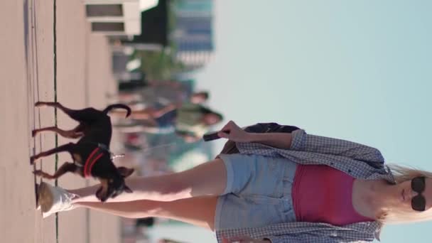 Uzun Bacaklı Narin Güzel Bir Kadın Küçük Köpek Oyuncak Teriyeriyle — Stok video