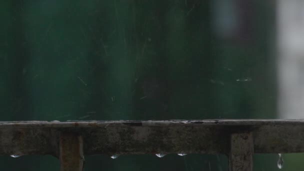 Gotas Lluvia Sobre Barandilla Metálica Balcón Kali Rocía Dispersa Diferentes — Vídeo de stock