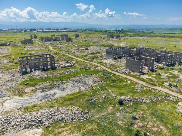 7 Aralık 1988 'de Ermenistan' ın Gyumri kentindeki depremde yıkılan binaların insansız hava aracı görüntüsü