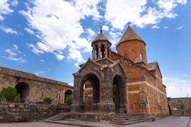 Ermenistan 'daki Khor Virap Manastırı. Mavi gökyüzünün arka planında bulutlar, avlunun içi.