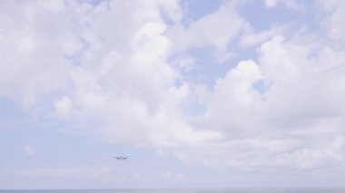 BATUMI, GEORGIA - 6 Haziran 2023: Flynas uçağı havalimanına indi. Yolcu uçağı havaalanına iniyor..