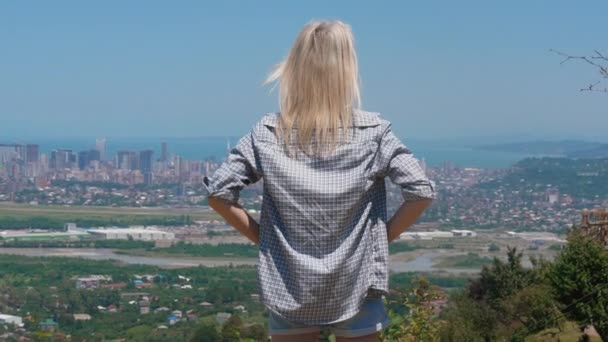 Молодая Женщина Наслаждается Панорамой Города Моря Сверху Взгляд Сверху Донизу — стоковое видео