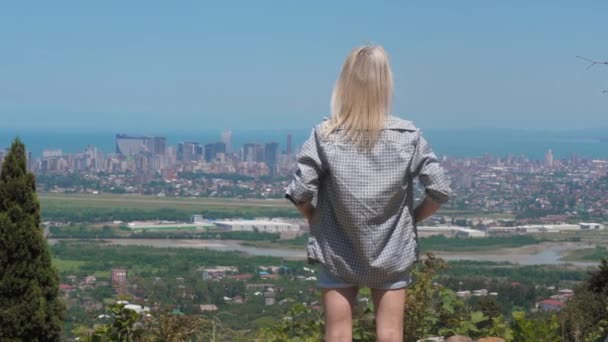 Femeia Tânără Bucură Panorama Orașului Mării Sus Priviți Sus Jos — Videoclip de stoc