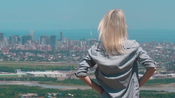 Νεαρή Γυναίκα Απολαμβάνει Πανόραμα Της Πόλης Και Της Θάλασσας Από — Αρχείο Βίντεο