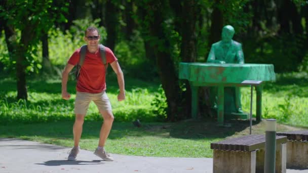 Cool Vrolijke Man Zonnebril Rugzak Vrolijk Verheugen Dansen Het Park — Stockvideo