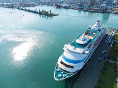 Batumi, Gürcistan - 31 Temmuz 2023: Batum limanında deniz gezisi gemisi Astoria Grande, insansız hava aracı manzaralı. Karadeniz 'de bir gezi. Yolcu gemisinin görüntüsü