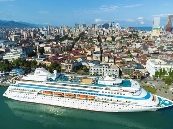 Batumi, Gürcistan - 31 Temmuz 2023: Batum limanında deniz gezisi gemisi Astoria Grande, insansız hava aracı manzaralı. Karadeniz 'de bir gezi. Yolcu gemisinin görüntüsü