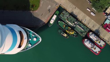 Batumi, Gürcistan - 31 Temmuz 2023: Batum limanında deniz gezisi gemisi Astoria Grande, insansız hava aracından görüş. Karadeniz 'de bir gezi. Yolcu gemisinin görüntüsü