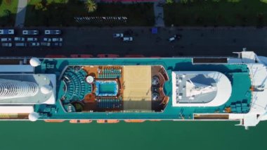 Batumi, Gürcistan - 31 Temmuz 2023: Batum limanında deniz gezisi gemisi Astoria Grande, insansız hava aracından görüş. Karadeniz 'de bir gezi. Yolcu gemisinin görüntüsü