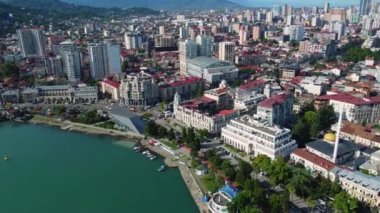 Batumi, Gürcistan - 31 Temmuz 2023: Batum limanında deniz gezisi gemisi Astoria Grande, insansız hava aracından görüş. Karadeniz 'de bir gezi. Yolcu gemisinin görüntüsü