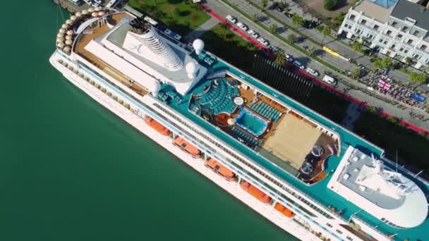 ジョージア州バトゥミ 2023年7月31日 ドローンから見えるバトゥミ港のアストリア グランデ 黒海でのクルーズ旅行 クルーズ船の様子 — ストック動画