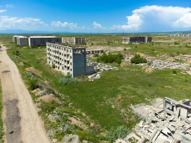 7 Aralık 1988 'de Ermenistan' ın Gyumri kentindeki depremde yıkılan binaların insansız hava aracı görüntüsü