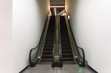 Alışveriş merkezinde kimse olmadan yürüyen merdiven.