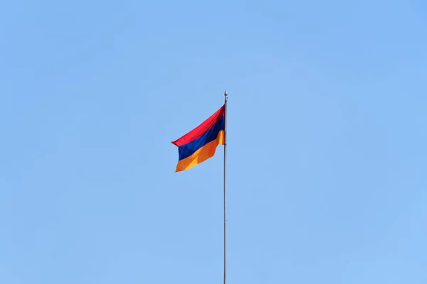 Close Bandeira Armênia Contra Céu Azul — Fotografia de Stock
