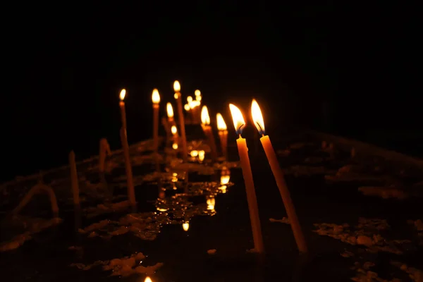 Nahaufnahme Zweier Brennender Kerzen Die Vor Dem Hintergrund Verschwommener Brennender — Stockfoto