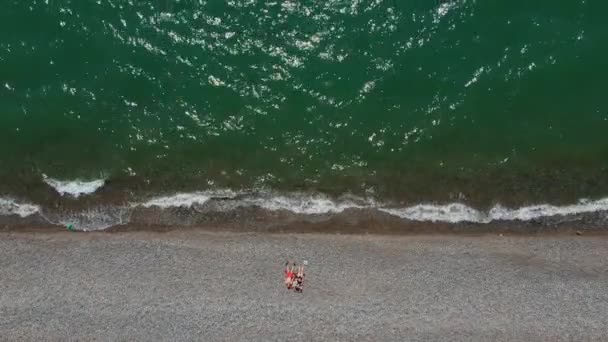 Вид Воздуха Пару Человек Галечный Пляж Приключения Отдыха Дрон Будет — стоковое видео