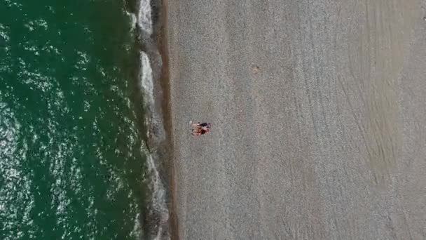 Vista Aerea Paio Persone Sulla Spiaggia Ghiaia Avventura Nel Tempo — Video Stock