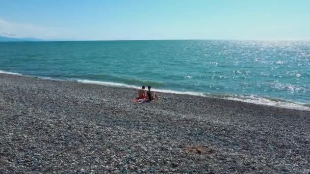 Вид Воздуха Пару Человек Галечный Пляж Приключения Отдыха Дрон Будет — стоковое видео