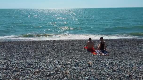 Çakıl Taşlı Plajdaki Birkaç Insanın Hava Görüntüsü Boş Macera Drone — Stok video
