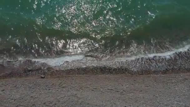 Shore Κύματα Φόντο Κορυφαία Θέα Μπλε Φόντο Νερό Από Drone — Αρχείο Βίντεο
