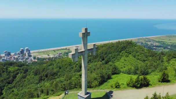 Κοντινό Πλάνο Από Drone Orthodox Cross Mountain Φόντο Θάλασσα Ελευθερία — Αρχείο Βίντεο