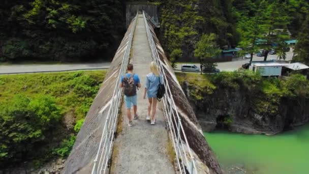 Vista Aérea Mujer Turística Hombre Caminando Sobre Viejo Puente Piedra — Vídeos de Stock