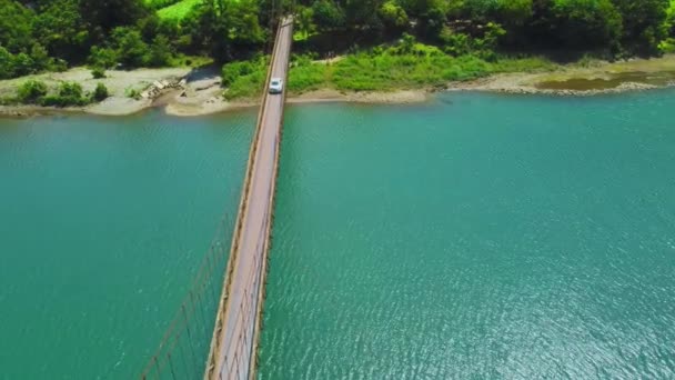 Vista Aérea Del Viejo Puente Colgante Sobre Río Que Coche — Vídeos de Stock