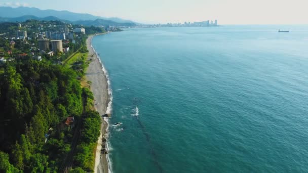 해변과 우산의 가만히 해변과 조지아의 해변과 바다의 드론보기 해안과 바투미의 — 비디오