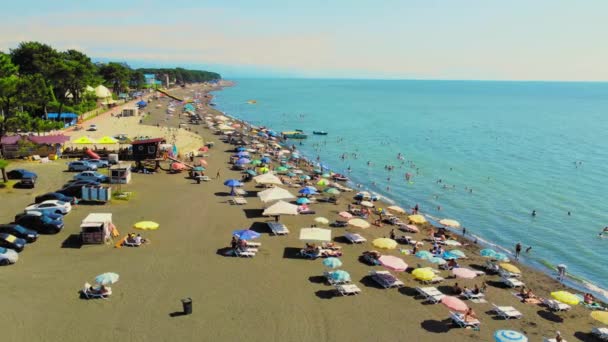Vzdušný Výhled Pláž Deštníky Zůstaň Pláž Modrá Voda Dron Pohled — Stock video