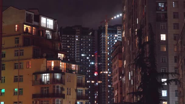 Wielopiętrowy Budynek Zmieniającym Się Oświetleniem Okien Nocy Czas Ucieka Okres — Wideo stockowe