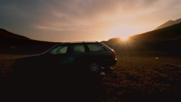 Dağların Arkasından Gün Doğumu Zamanı Araba Planında Bir Turist Araba — Stok video