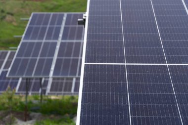 Bir yaz günü yeşil çimenlerin arka planında güneş panellerinin yakın plan görüntüsü