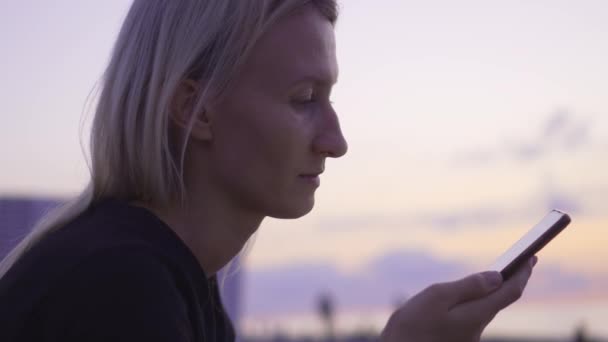 Fiatal Női Utazó Mobiltelefonnal Tengerparton Naplementekor Nyaralás Nyári Koncepció Jelentkezés — Stock videók