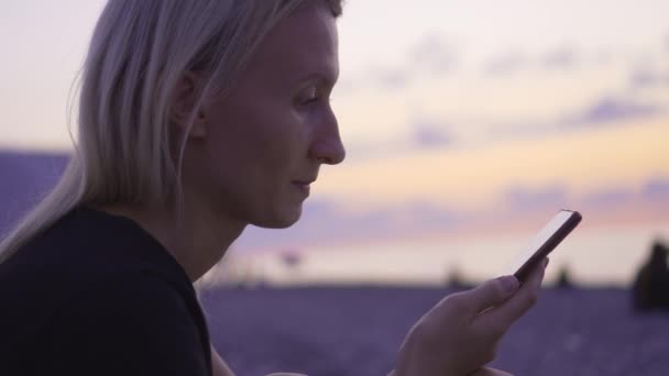 Jonge Vrouwelijke Reiziger Met Mobiele Telefoon Het Strand Bij Zonsondergang — Stockvideo